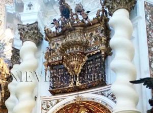 Colonnes tournées à chapiteaux dorés dans l'église de San Luis de los French à Séville