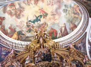 Cúpula decorada con pinturas al fresco en la Iglesia de San Luis de los franceses en Sevilla