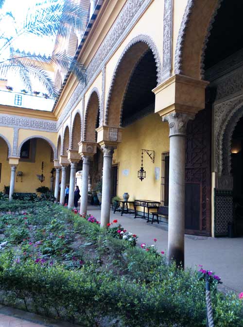 Vista lateral plaza Palacio de las Dueñas