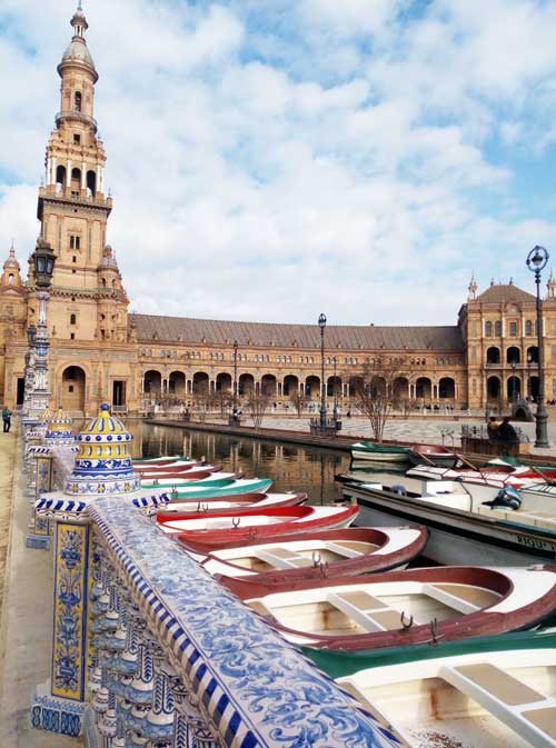 Les bateaux sur la Plaza de España à Séville