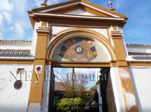 Puerta de entrada al Palacio de las Dueñas