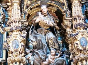 Figura de San Luis en una de las hornacinas de la Iglesia de San Luis de los franceses en Sevilla