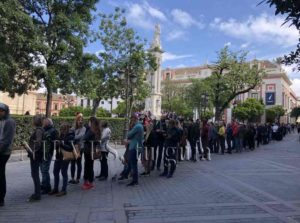 Longues files d'attente du public de l'Alcazar de Séville