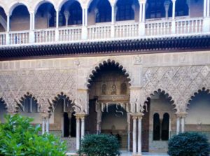 Vue latérale de la cour de l'Alcazar de Séville